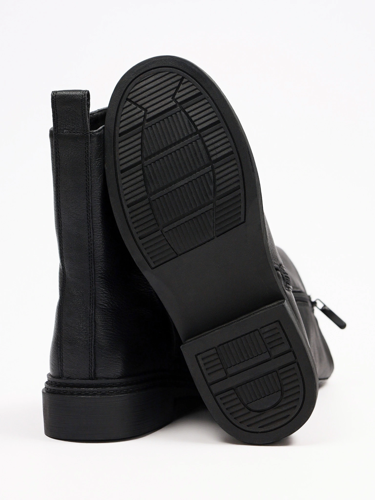 Ботинки черного цвета на среднем широком каблуке